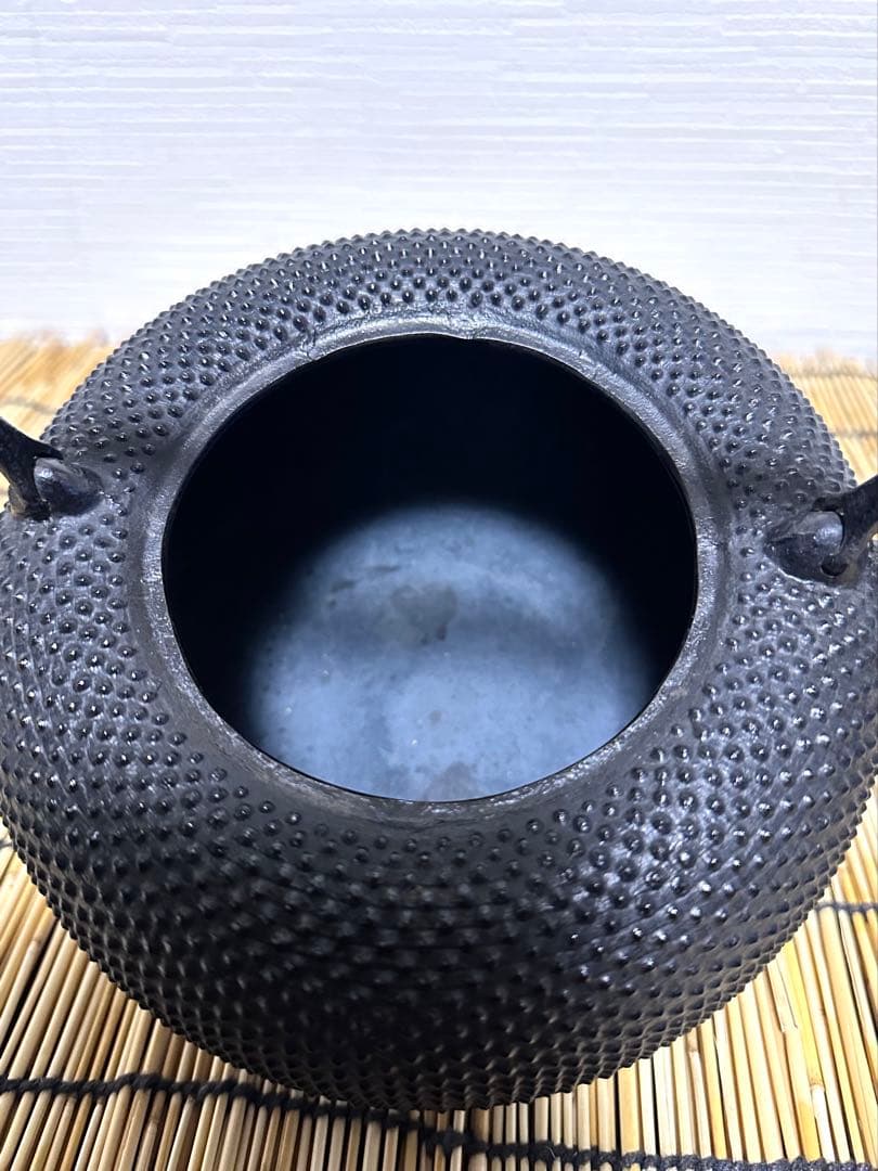 未使用品、木箱、タグ付　南部照光堂 心斎作 １８型アラレ　南部鉄瓶　南部鉄器