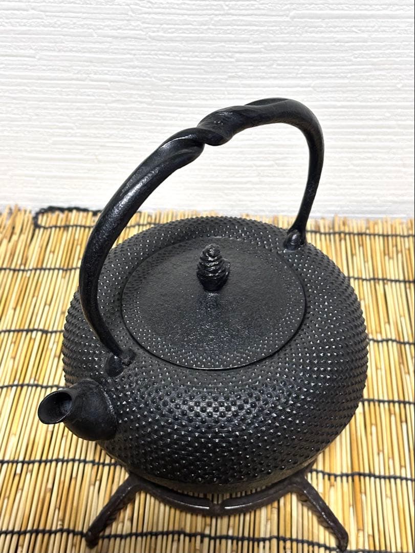 未使用品、木箱、タグ付　南部照光堂 心斎作 １８型アラレ　南部鉄瓶　南部鉄器