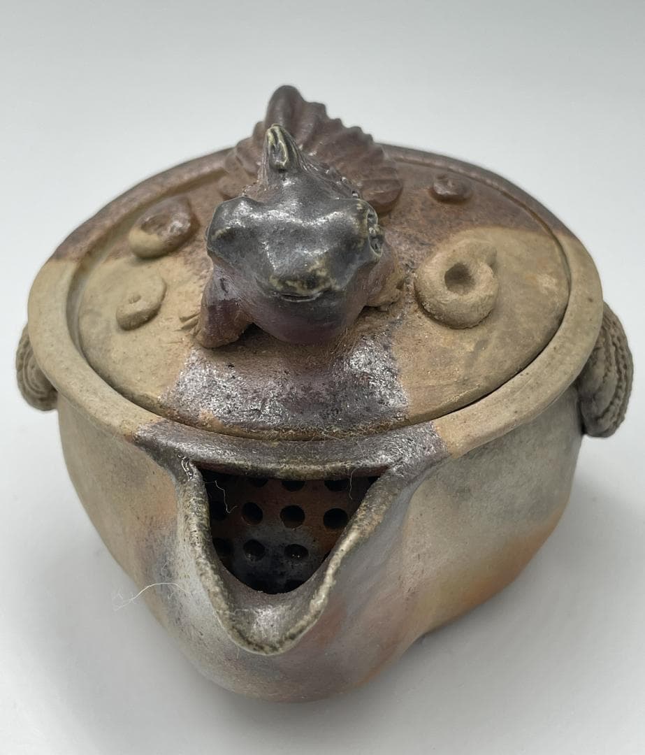 備前焼　金魚デザインの宝瓶　KH-009