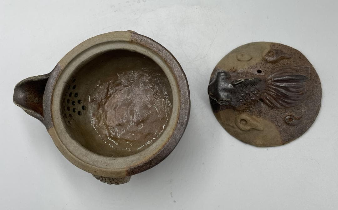 備前焼　金魚デザインの宝瓶　KH-009