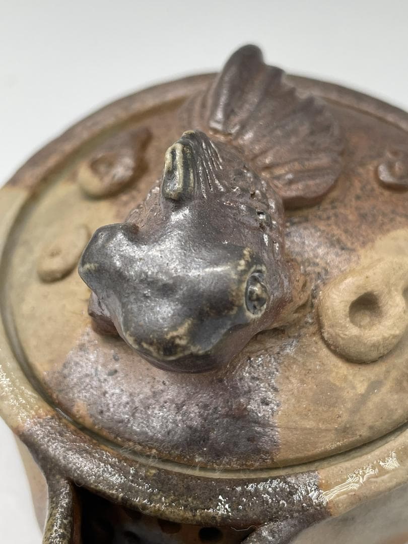 備前焼　金魚デザインの宝瓶　KH-009