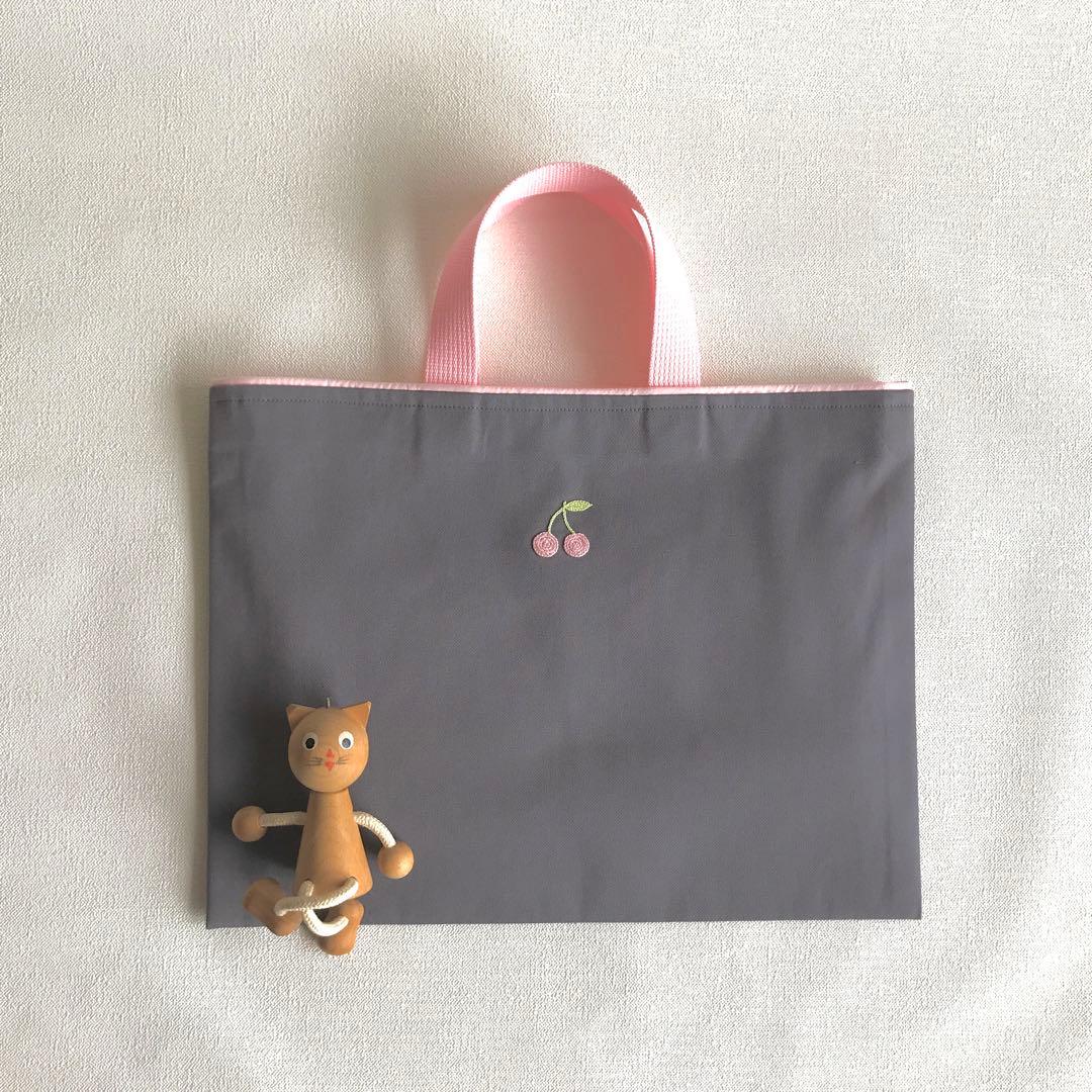 ＊手刺繍＊さくらんぼのレッスンバッグと上履き入れの２点セット (ピンク×グレー)