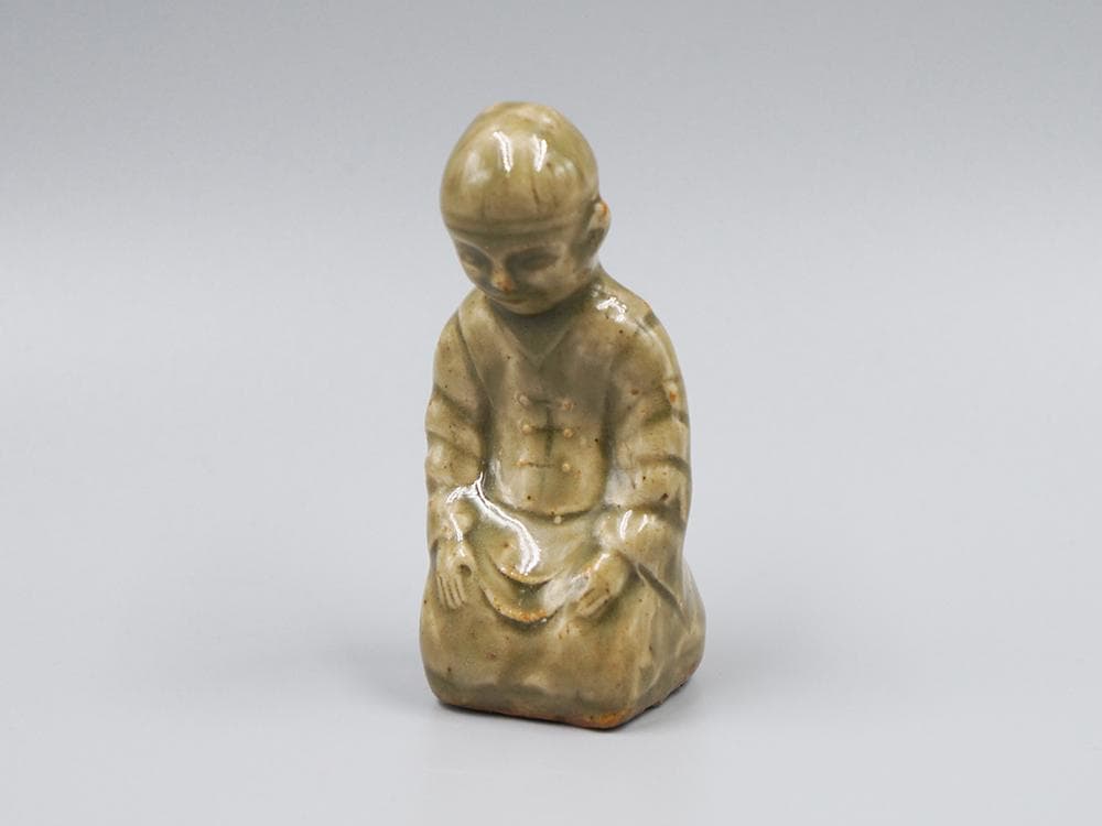 【瓷】　★ 瓷器 耀州窯青釉瓷塑人偶 ★　清朝期　紳士服飾 正座姿勢　明清磁器