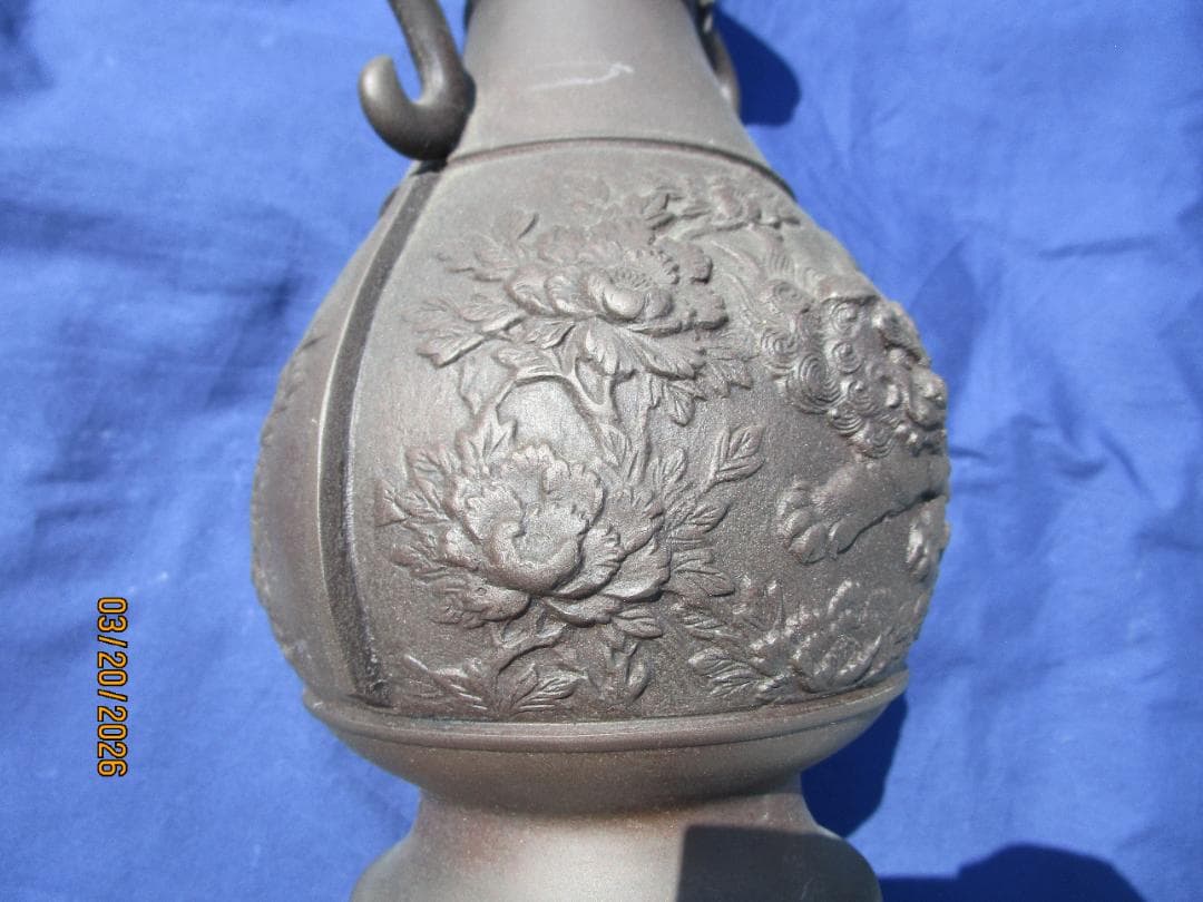 唐獅子　古銅　花瓶　花生け　獅子彫刻の金属製花瓶　程度良し　1本