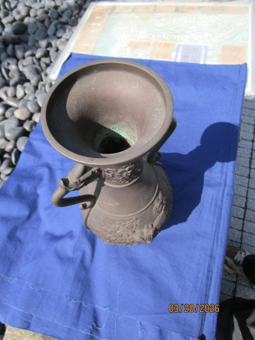 唐獅子　古銅　花瓶　花生け　獅子彫刻の金属製花瓶　程度良し　1本