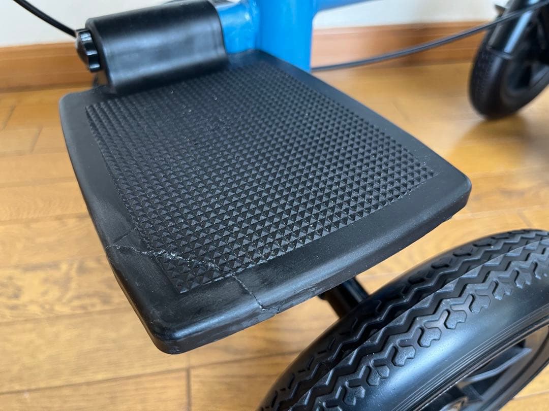 歩行補助器具　足置き付き バッグ付き