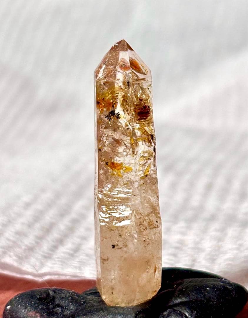 【レア】オイルインクォーツ 水晶ポイント(マダガスカル産)原石 エレスチャル