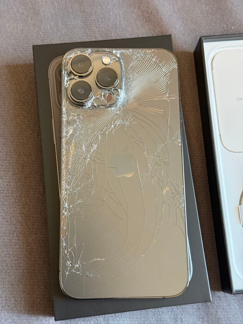 Apple iPhone 13 Pro Max 256G 背面割れ