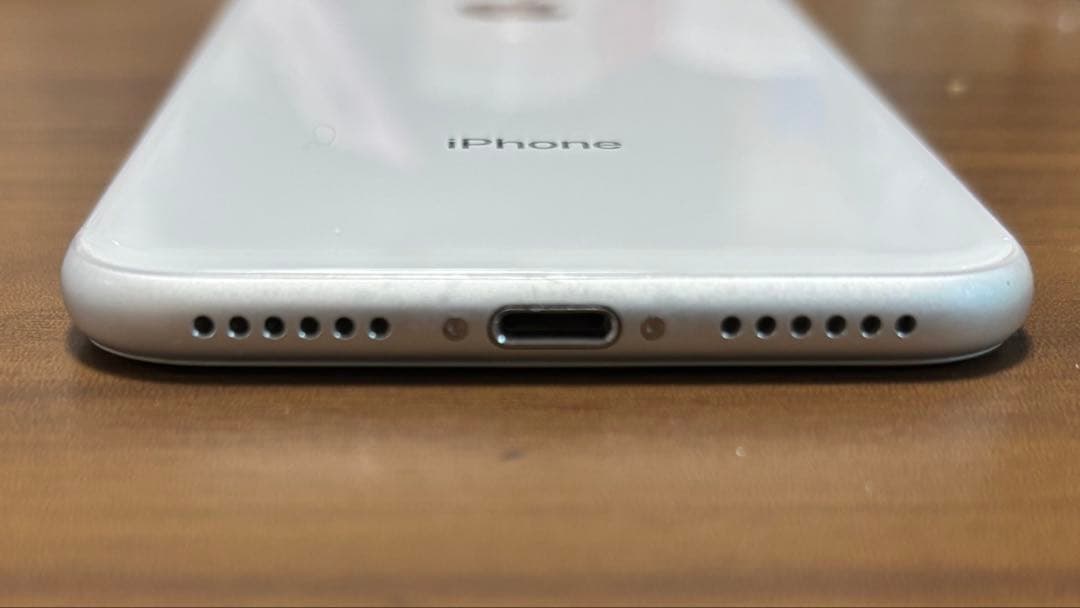 iPhone8 シルバー 64GB SIMロック解除済【箱・純正イヤホン付】