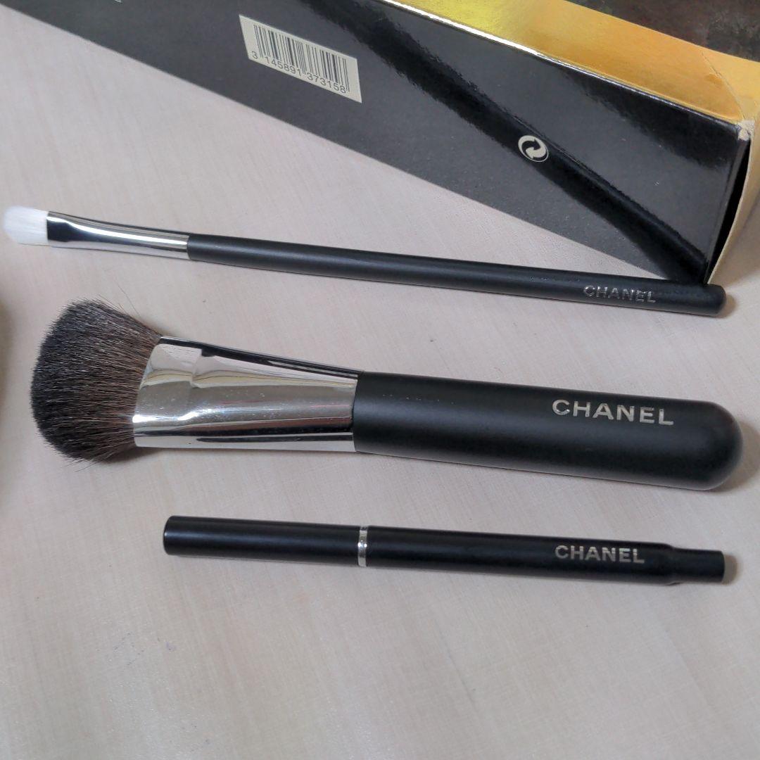 CHANEL　化粧ポーチ　ブラシ3点つき　未使用品