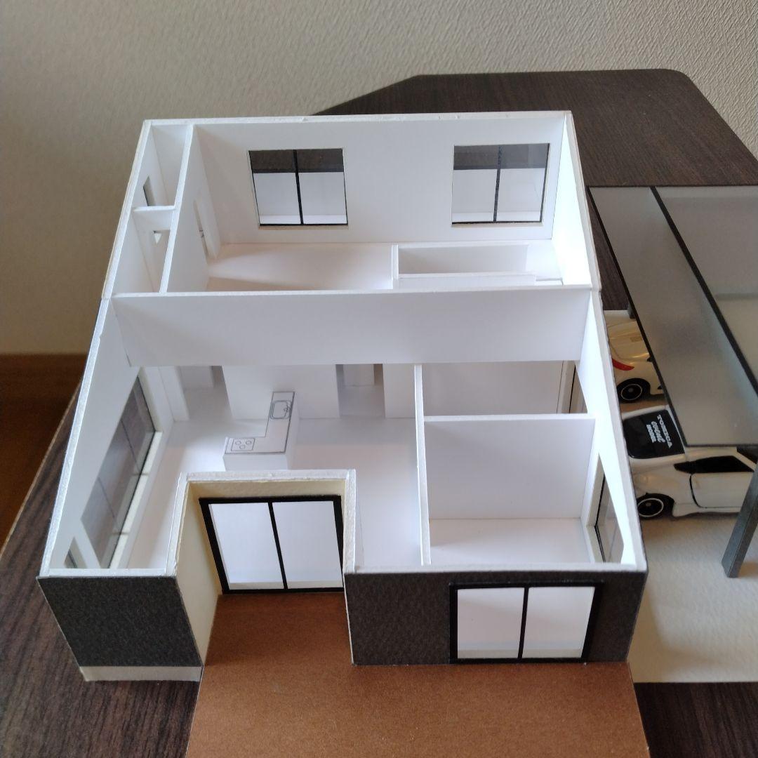 『黒と赤』2種類の屋根No.96・100分の1，2階建て内外模型