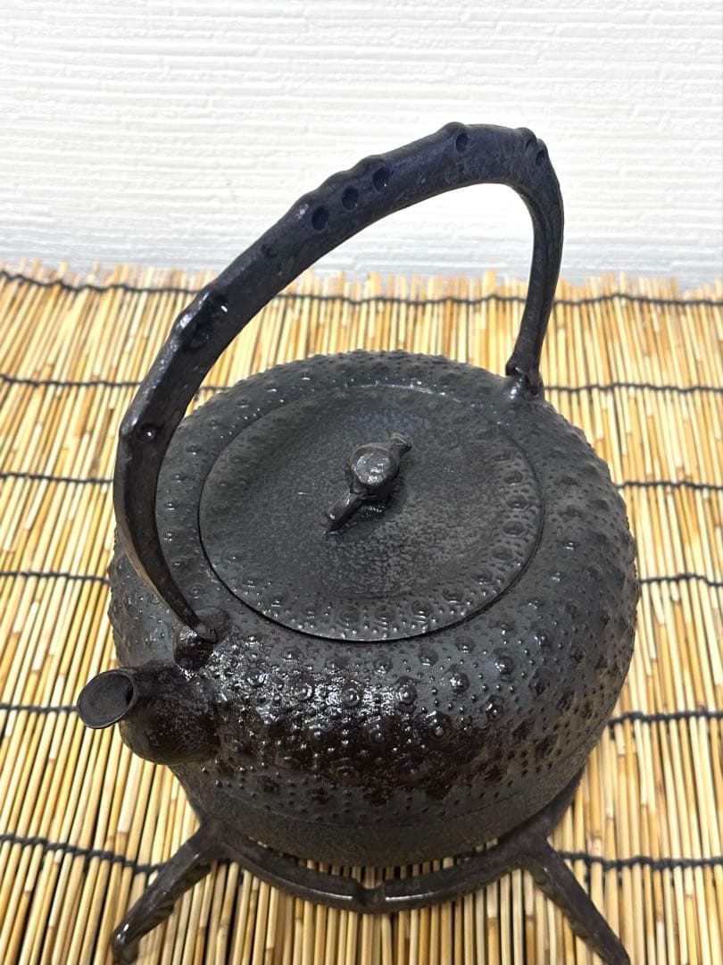 未使用保管品、供箱、付属品付　南部岩鋳造　１８型小槌亀甲　南部鉄瓶　南部鉄器