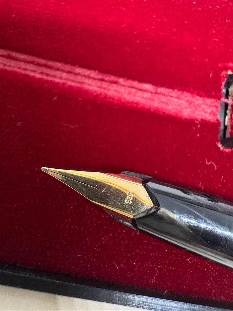 MONTBLANC 万年筆 黒 ゴールド装飾　221 F