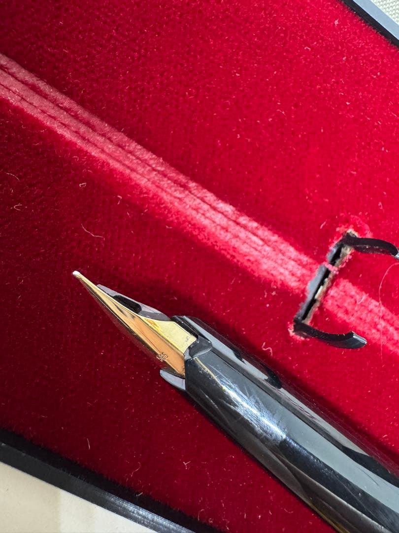 MONTBLANC 万年筆 黒 ゴールド装飾　221 F