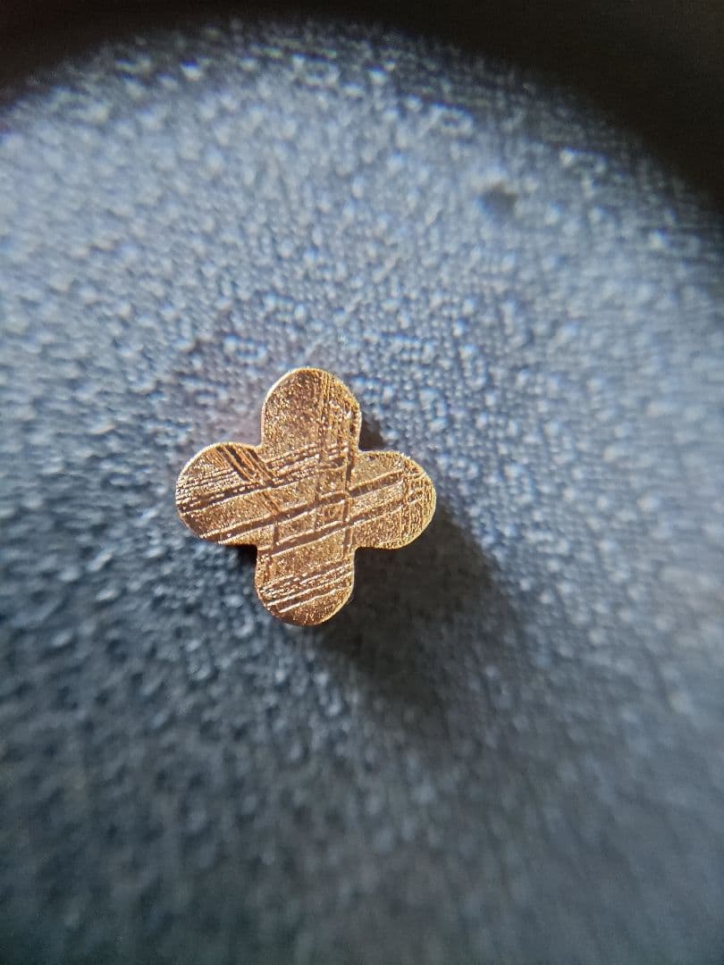 ピンク花型　ギベオン隕石　ピンクゴールド、 ネックレスの　トップ