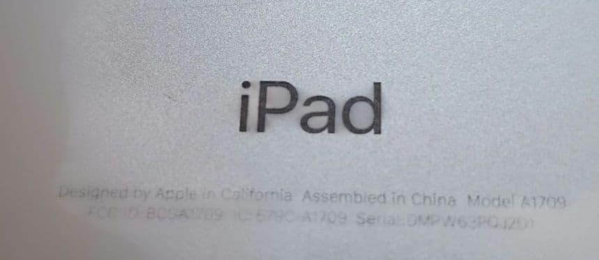 【ジャンク】Apple iPad (モデル A1709) シルバー