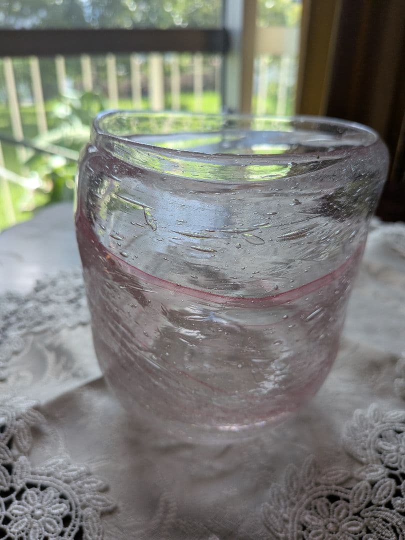 笠井秀郎さん作品の淡いピンクが心和む花器。自然な形に花も生き活き！