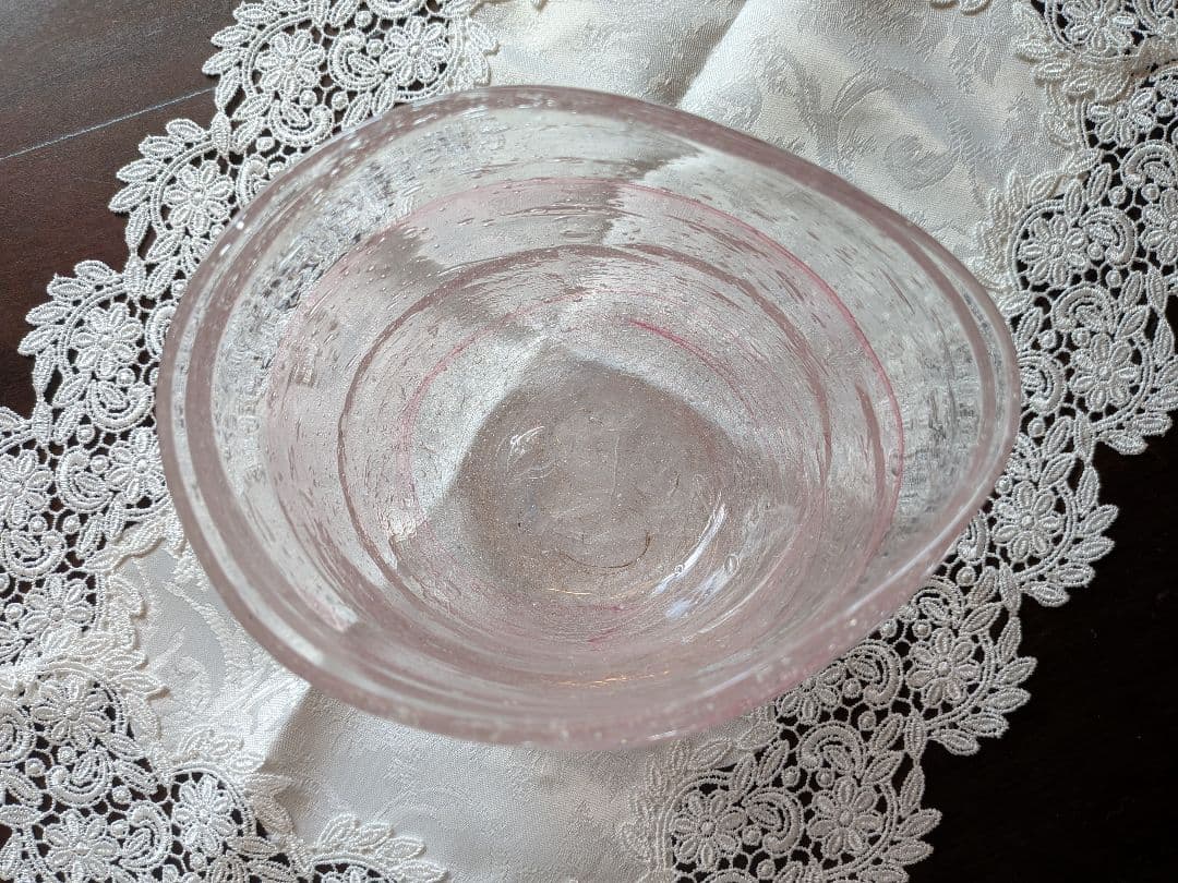 笠井秀郎さん作品の淡いピンクが心和む花器。自然な形に花も生き活き！