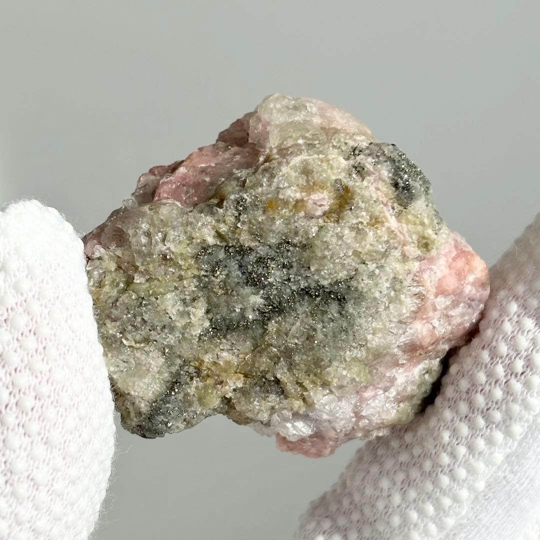 ［ ロードクロサイト 鉱物標本　パイライト・フローライト共生 ］ インカローズ