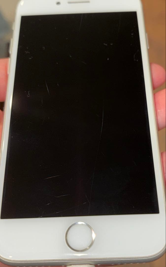 Apple iPhone 8 本体　シルバー スクリーン少し傷あり