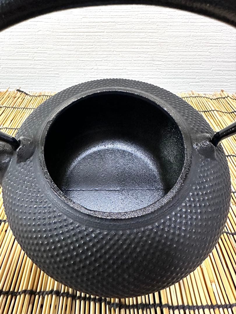 未使用品、供箱、栞付　南部運南堂鍋元造　南部銘　１５型アラレ　南部鉄瓶　南部鉄器