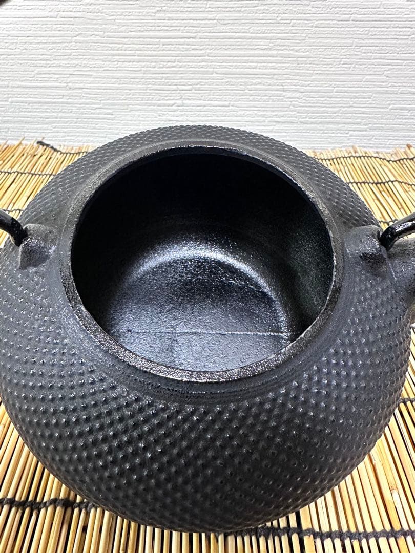 未使用品、供箱、栞付　南部運南堂鍋元造　南部銘　１５型アラレ　南部鉄瓶　南部鉄器