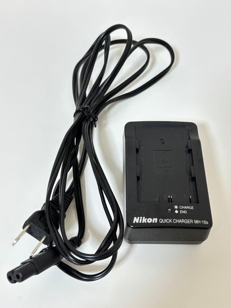 Nikon D200 デジタル一眼レフ& AF Zoom-Nikkorレンズ