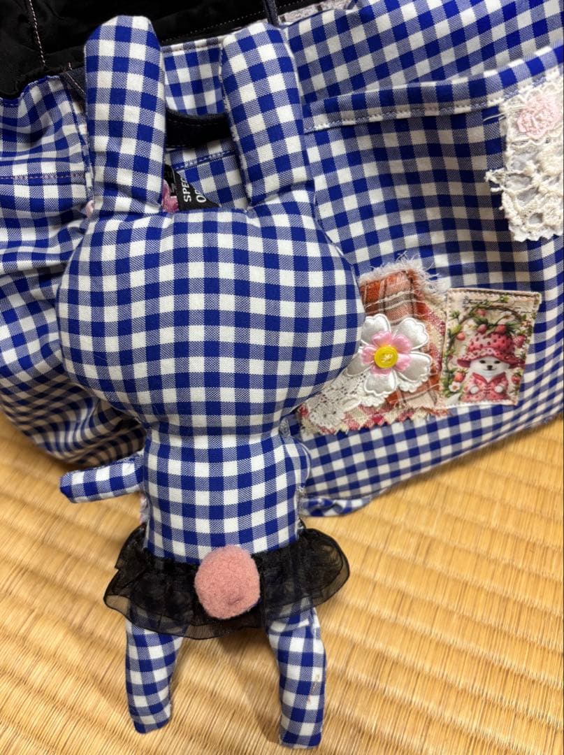 ♡ハンドメイド　ふりふり　ラウンドバッグ　マスコット付き　犬　パネルバッグ