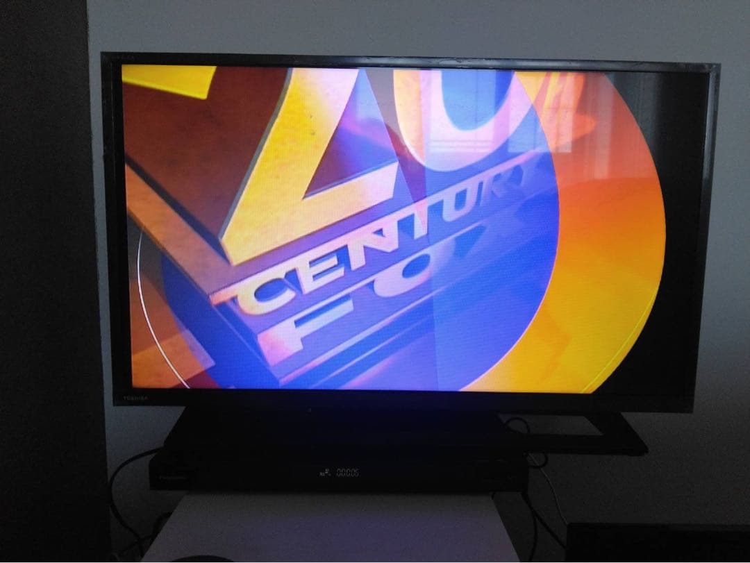 TOSHIBA 液晶カラーテレビ