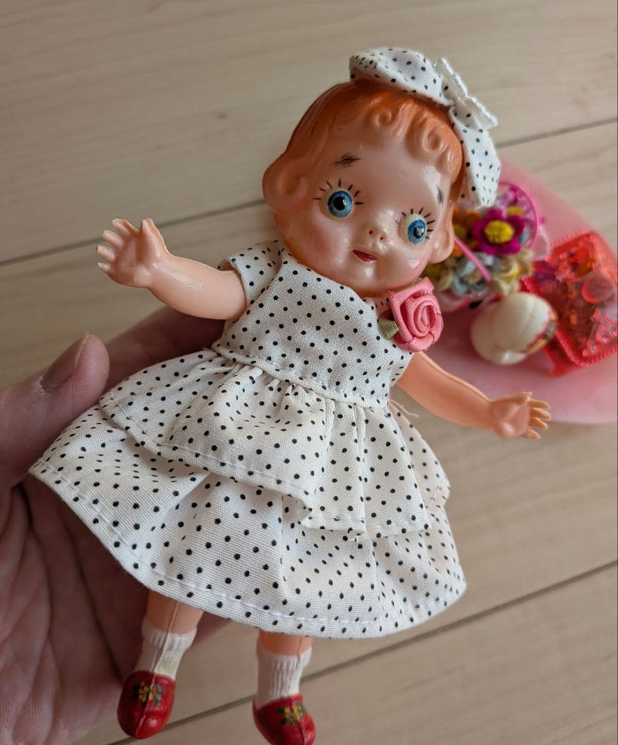 青い目のセルロイド人形　ビニールかごにモールのお花　レトロな小物