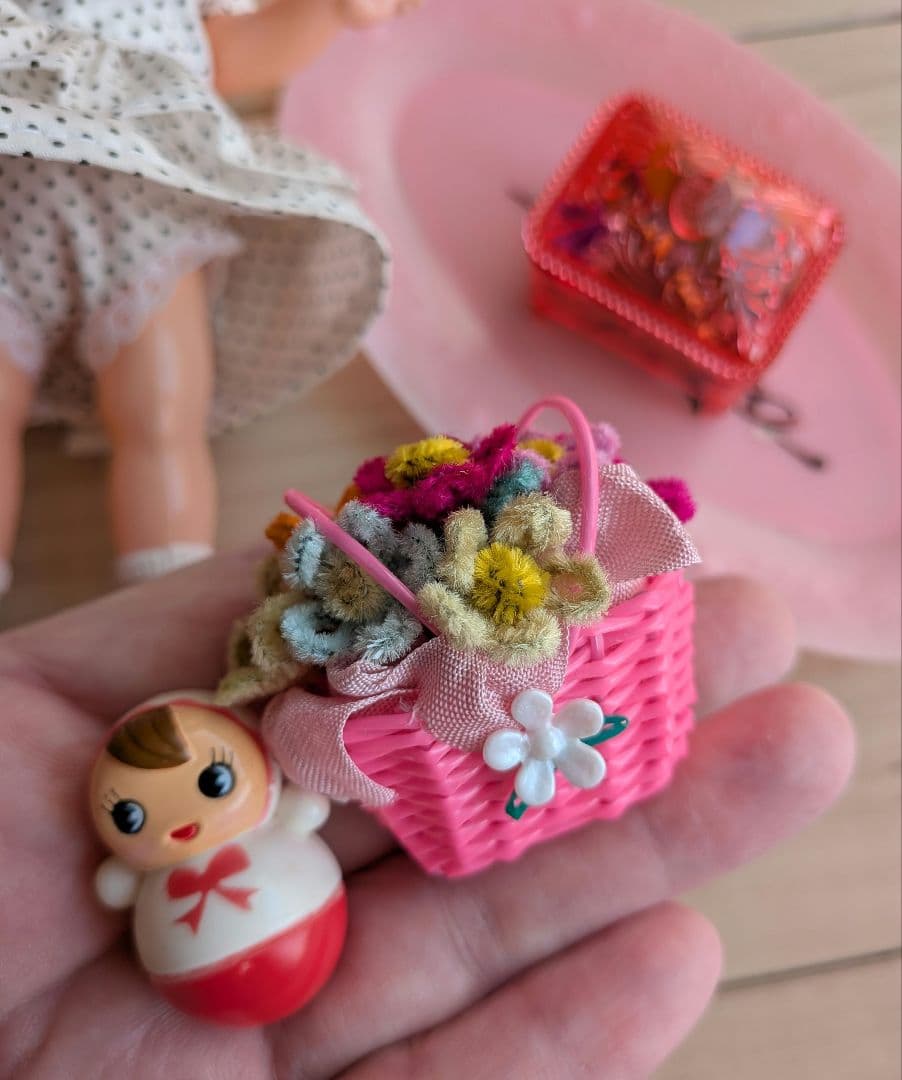 青い目のセルロイド人形　ビニールかごにモールのお花　レトロな小物