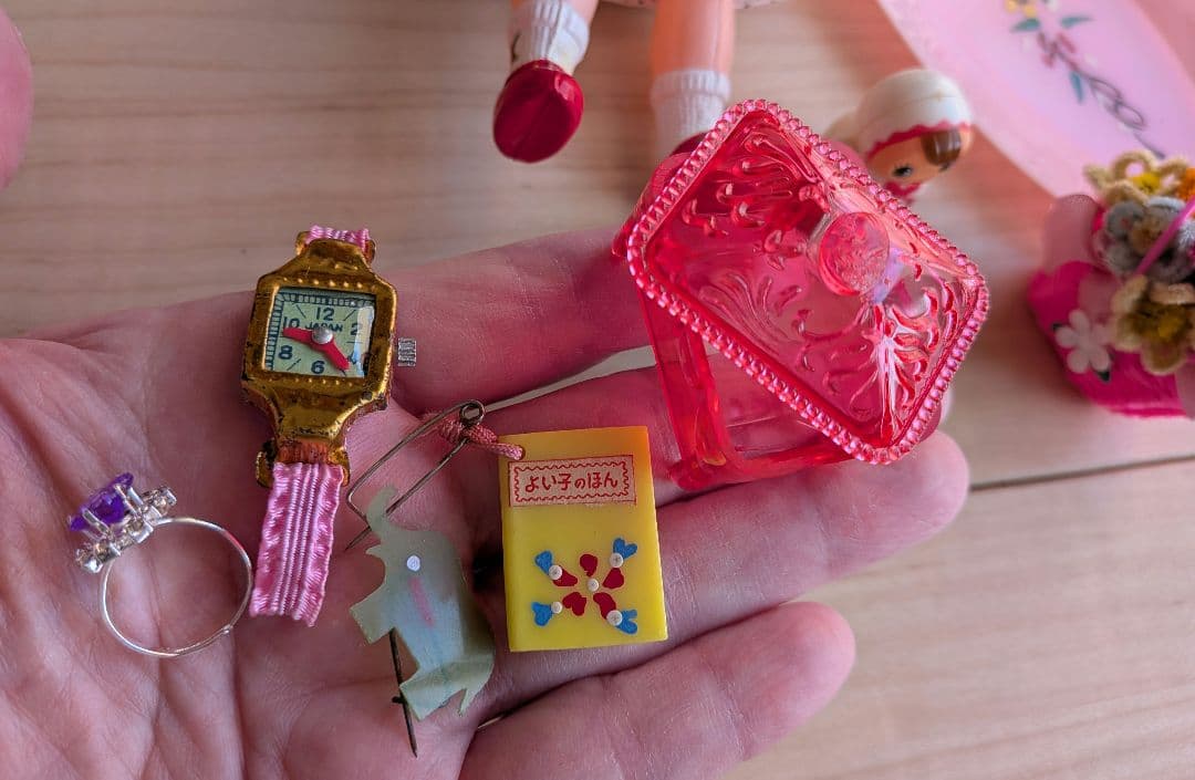 青い目のセルロイド人形　ビニールかごにモールのお花　レトロな小物