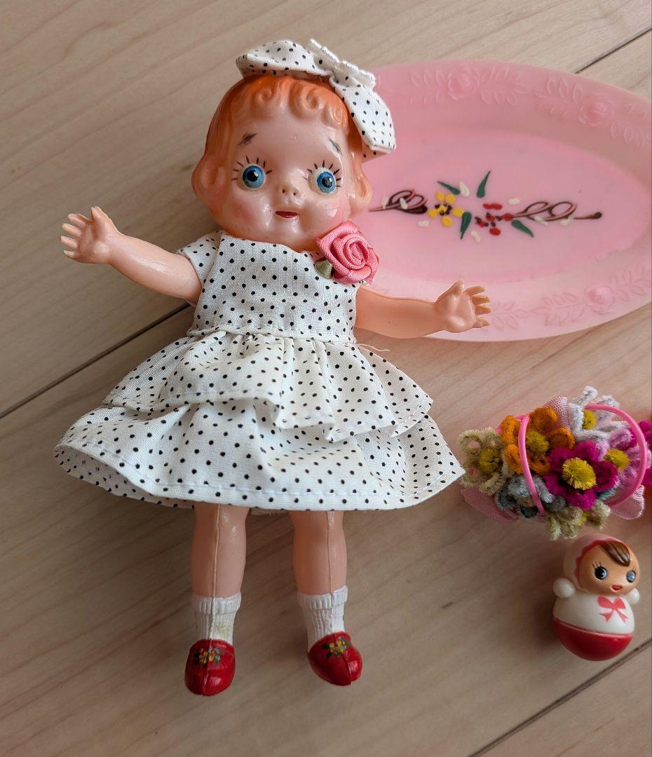 青い目のセルロイド人形　ビニールかごにモールのお花　レトロな小物