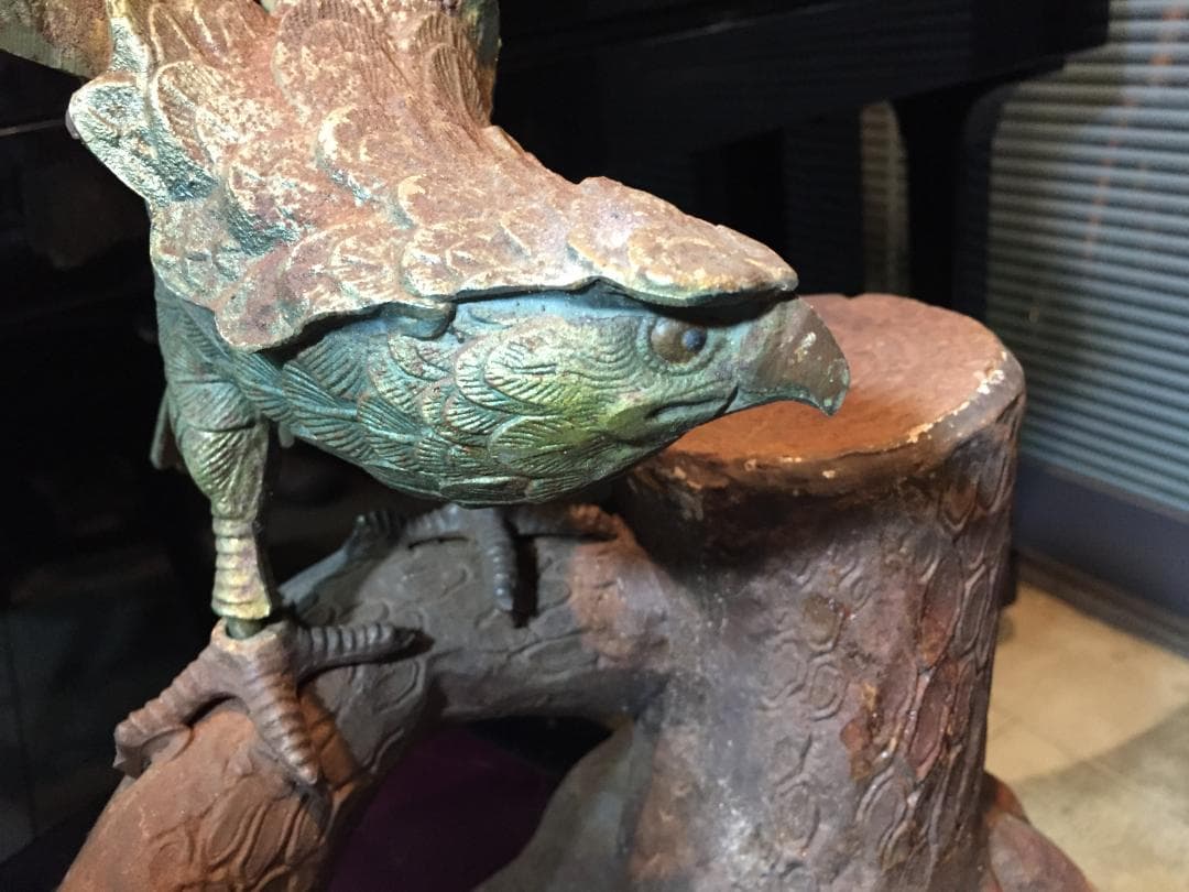 [巨大金属製] 置物　鷹　鷲　金属製　金属工芸品　インテリア　表情が素晴らしい