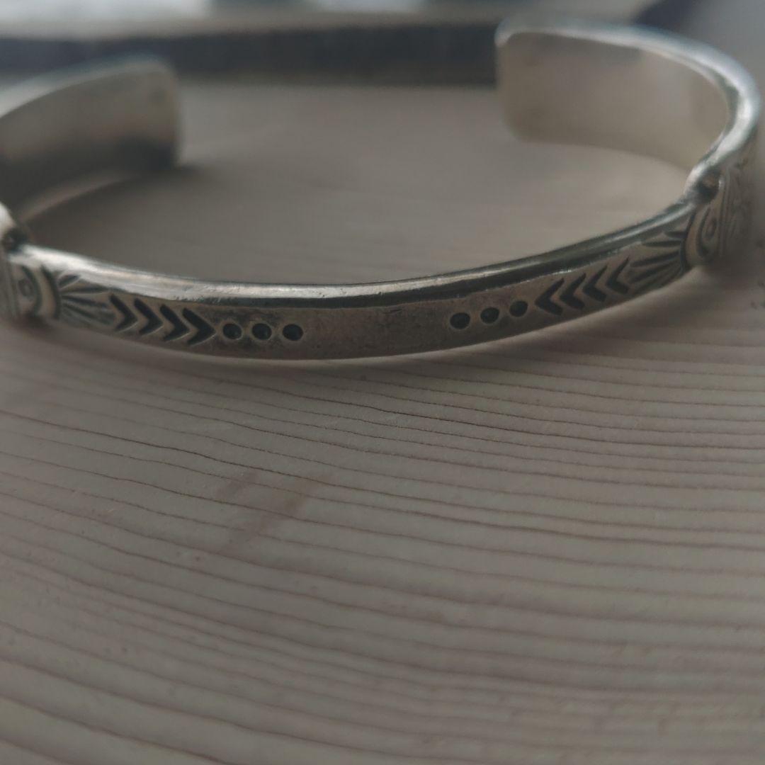 accessories　mauカレンシルバー刻印細バングル