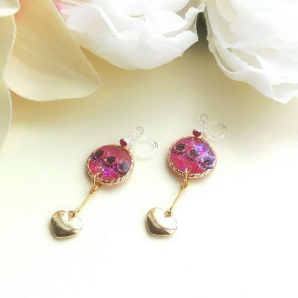 売れました　揺れるハートのイヤリング　レジン