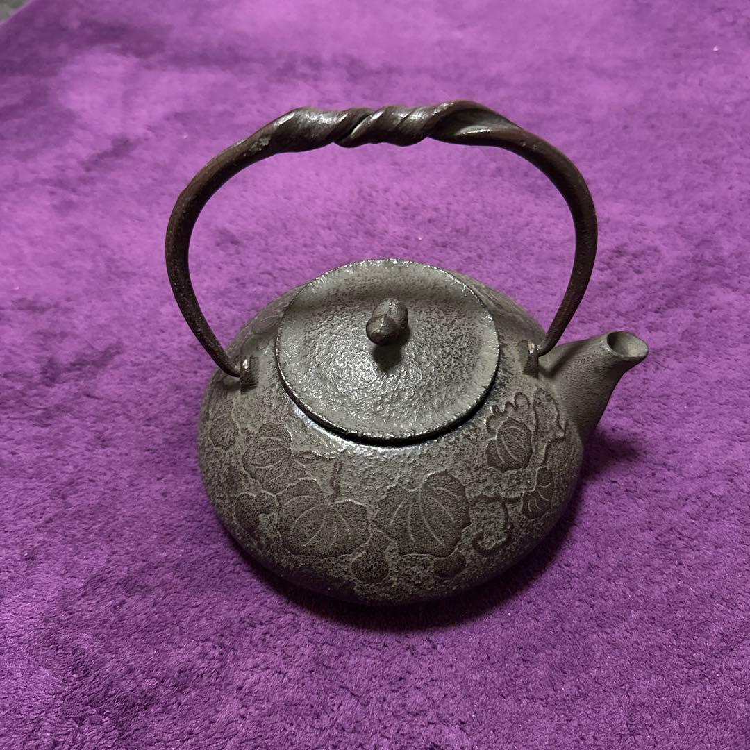 鋳鉄製花柄鉄瓶 中型