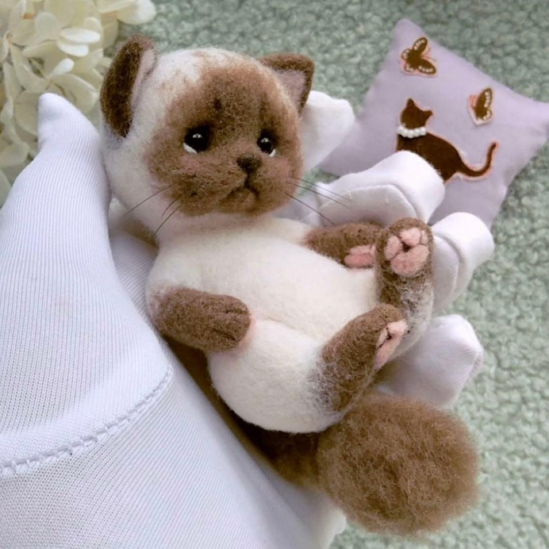愛嬌があるシャム猫ちゃん ぬいぐるみ ハンドメイド 羊毛フェルト 海外作家様 猫