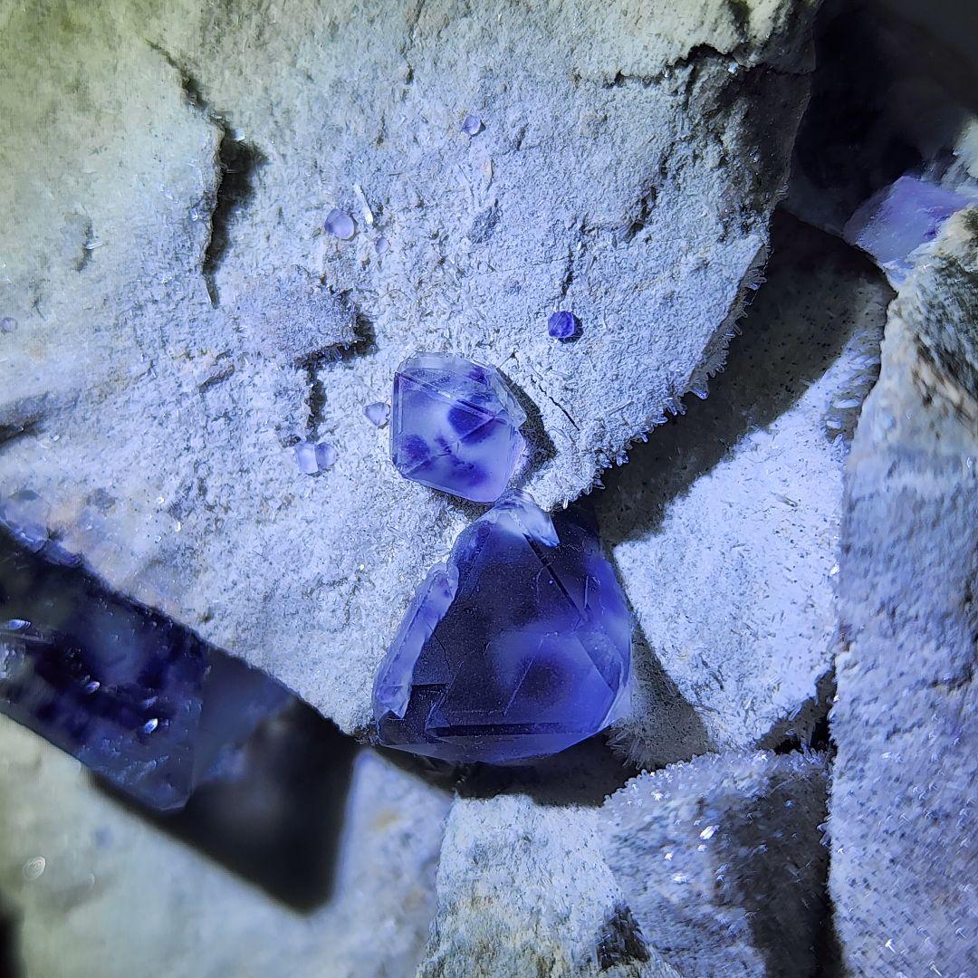 ユニークな天然石フローライトと水晶の共生標本