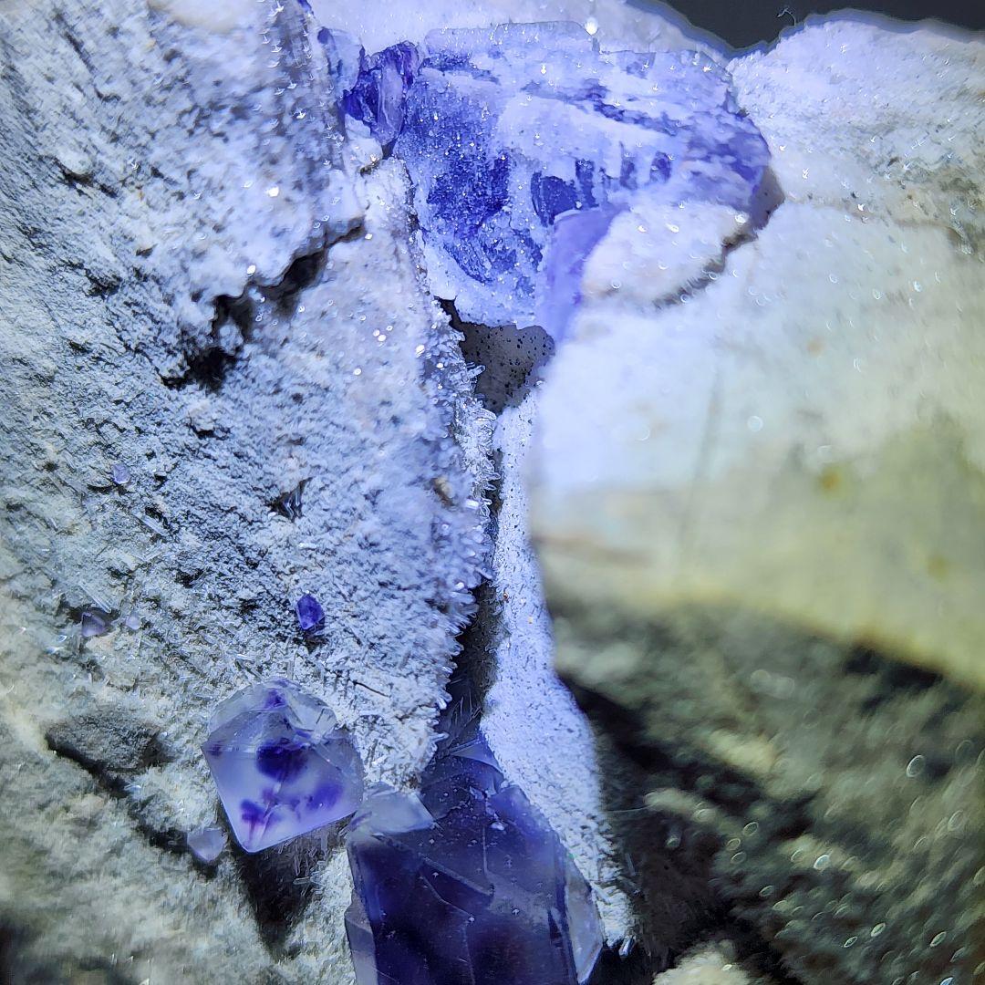 ユニークな天然石フローライトと水晶の共生標本