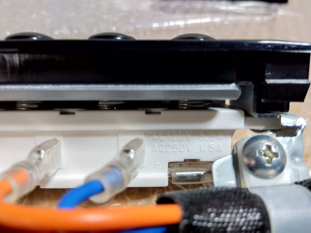 富士工業製 レンジフード 2速用 スイッチ 弱 強 と スイッチカバーです。