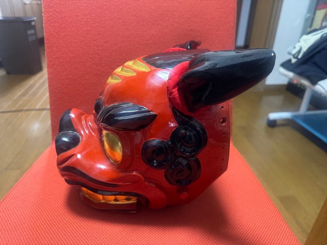 獅子舞　獅子頭　伝統的な赤色獅子面
