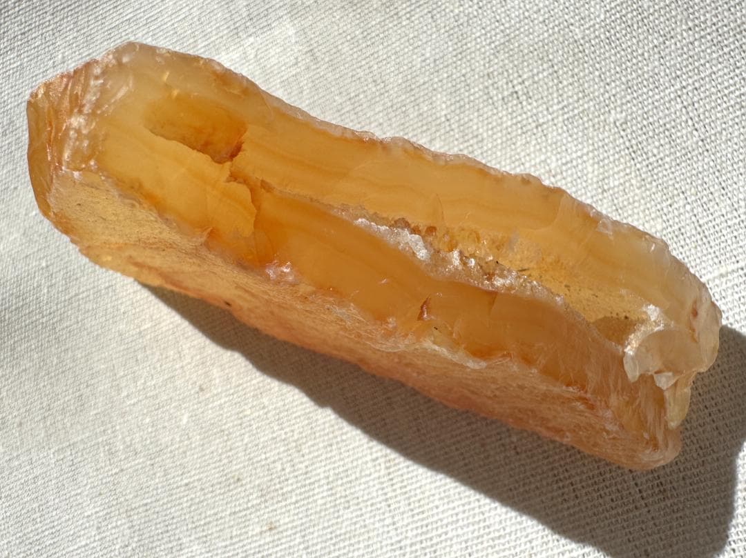 【希少 玉川産】黄橙瑪瑙 チューブ・水晶入り 207g 原石／天然石