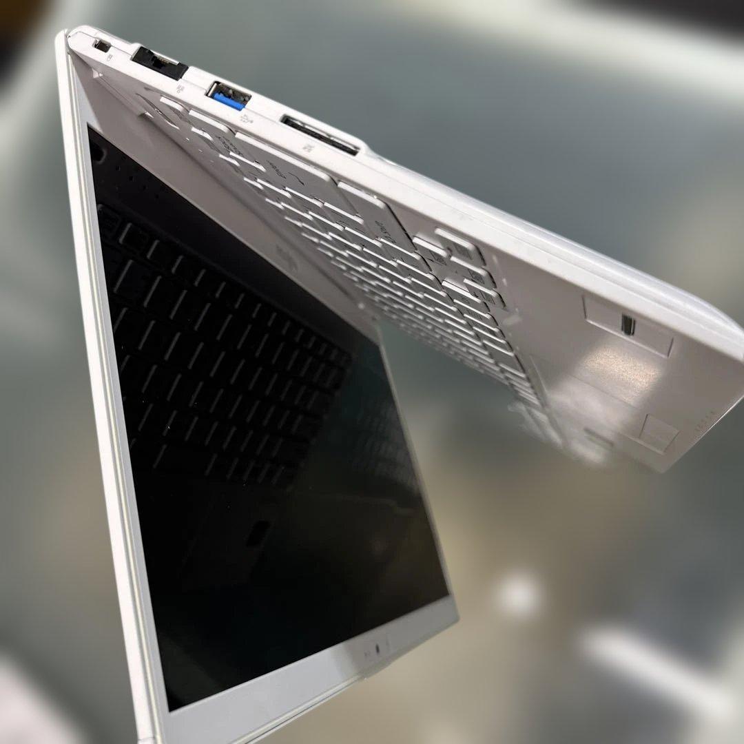 19. 富士通i7タッチパネル式13.3インチWindows11 UH92/B3