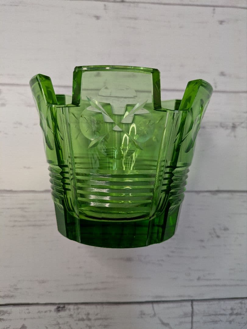 緑色カットガラス器