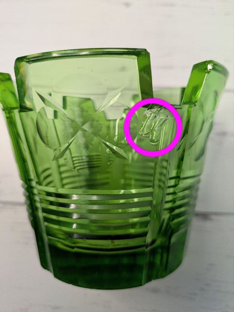 緑色カットガラス器