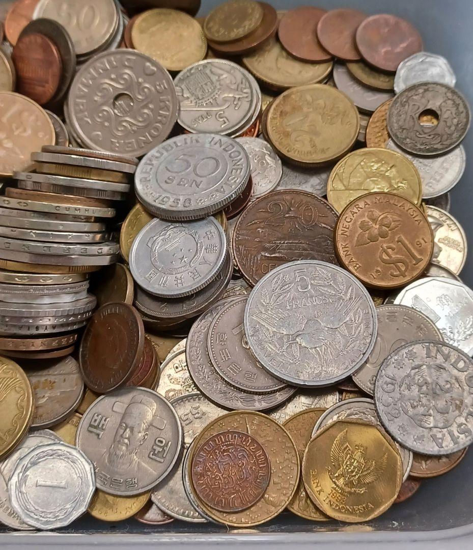 1.7kg分の外国(海外)の硬貨 《ケース入りのおまけ付き》