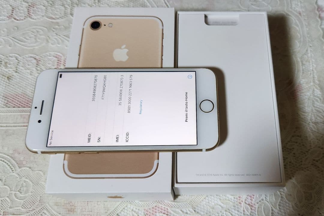 スマートフォン本体 iPhone 7 with box and charger