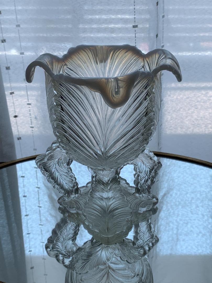 ✨美品✨オパールセントガラス　チューリップ形花瓶　プレスガラス　アンティーク