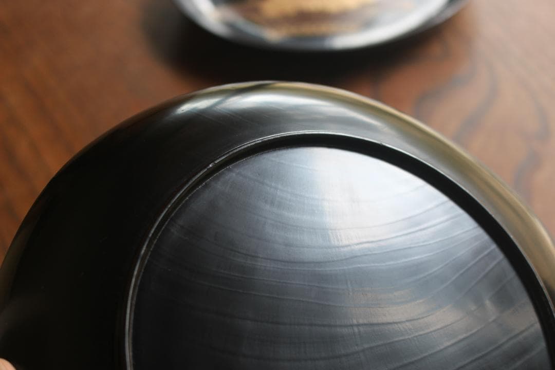 極小保管傷あり！時代黒漆に風情ある菊花籠蒔絵の映える大ぶり皿2点（検輪島塗菓子盆